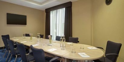 Professional meeting room at DoubleTree By Hilton Hull.