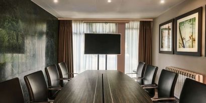 Professional meeting room at DoubleTree By Hilton London - Ealing.
