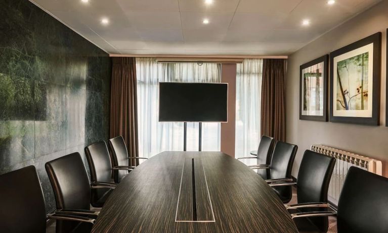 Professional meeting room at DoubleTree By Hilton London - Ealing.
