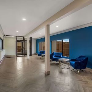 Lobby and hotel entrance at Signature Inn Houston Galleria.