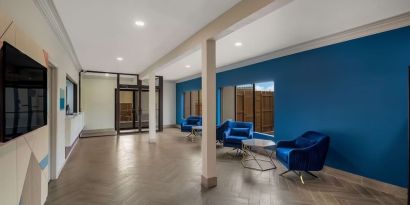 Lobby and hotel entrance at Signature Inn Houston Galleria.