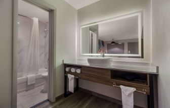 Private bathroom with shower at Signature Inn Houston Galleria.