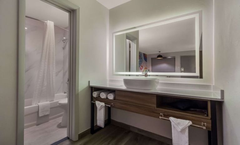 Private bathroom with shower at Signature Inn Houston Galleria.