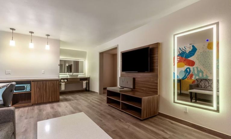 Spacious day room with TV at Signature Inn Houston Galleria.