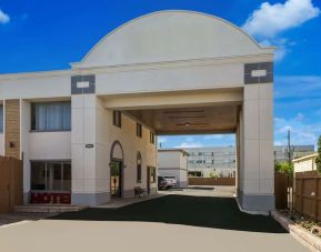 Hotel entrance at Signature Inn Houston Galleria.