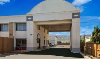 Hotel entrance at Signature Inn Houston Galleria.