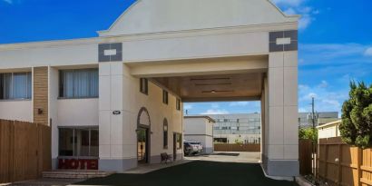 Hotel entrance at Signature Inn Houston Galleria.