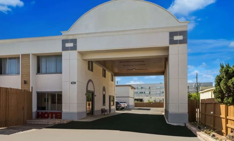 Hotel entrance at Signature Inn Houston Galleria.