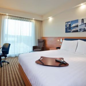 Day use room with natural light at Hampton By Hilton London Luton Airport.