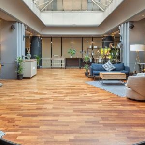 Lobby and coworking lounge at Hilton London Kensington.
