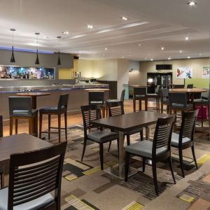 Dining area perfect for coworking at Hilton London Kensington.
