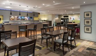 Dining area perfect for coworking at Hilton London Kensington.
