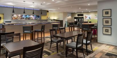 Dining area perfect for coworking at Hilton London Kensington.
