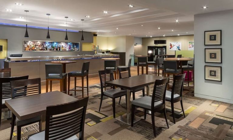 Dining area perfect for coworking at Hilton London Kensington.
