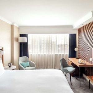 Day use room with natural light at Hilton London Metropole.