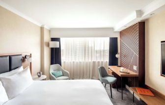 Day use room with natural light at Hilton London Metropole.