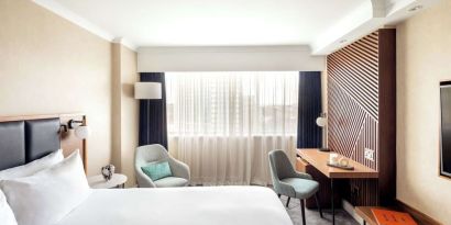 Day use room with natural light at Hilton London Metropole.