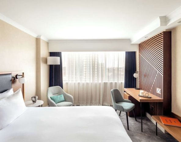 Day use room with natural light at Hilton London Metropole.