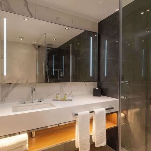 Guest bathroom with shower at Hilton London Metropole. 