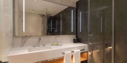 Guest bathroom with shower at Hilton London Metropole. 