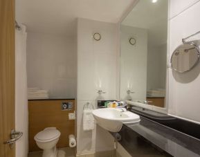 Bathroom with shower at Hilton Leicester.