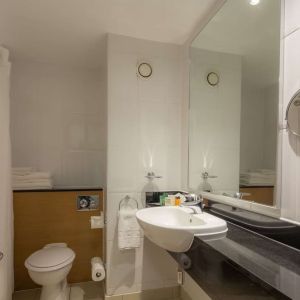 Bathroom with shower at Hilton Leicester.