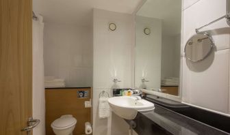 Bathroom with shower at Hilton Leicester.