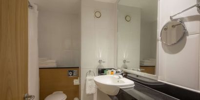 Bathroom with shower at Hilton Leicester.