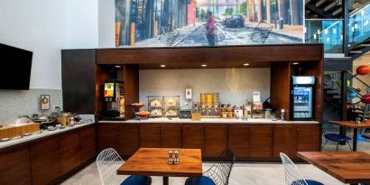 Dining area at Fairfield Inn & Suites New York Brooklyn.