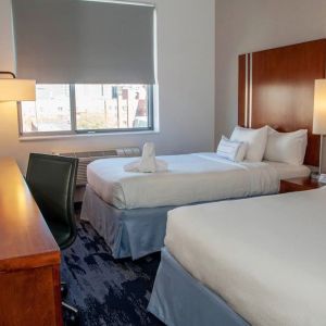 Queen beds at Fairfield Inn & Suites New York Brooklyn.