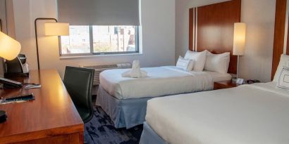 Queen beds at Fairfield Inn & Suites New York Brooklyn.