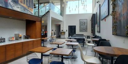 Dining area at Fairfield Inn & Suites New York Brooklyn.