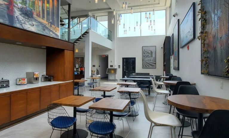 Dining area at Fairfield Inn & Suites New York Brooklyn.