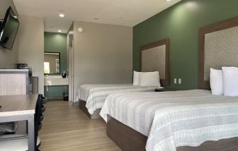 Day room with two queen beds at Express Inn - Richey.