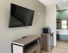 Day room with TV and private bathroom at Express Inn - Richey.