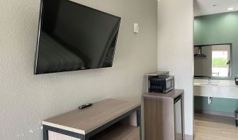 Day room with TV and private bathroom at Express Inn - Richey.