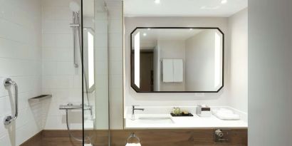 Guest bathroom with shower at Hilton Cobham.