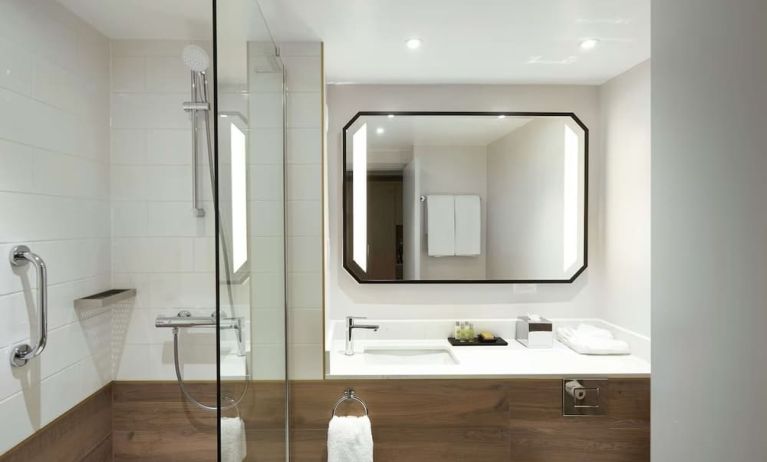 Guest bathroom with shower at Hilton Cobham.