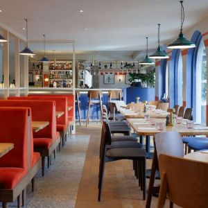 Dining area perfect for coworking at Hilton Cobham.