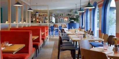 Dining area perfect for coworking at Hilton Cobham.