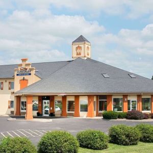 Parking and hotel exterior at Baymont By Wyndham Pella.