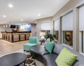 Lobby seating and coworking space at Baymont By Wyndham Pella.