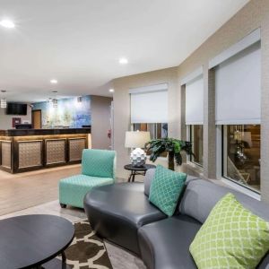 Lobby seating and coworking space at Baymont By Wyndham Pella.