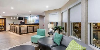 Lobby seating and coworking space at Baymont By Wyndham Pella.