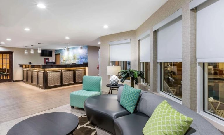 Lobby seating and coworking space at Baymont By Wyndham Pella.