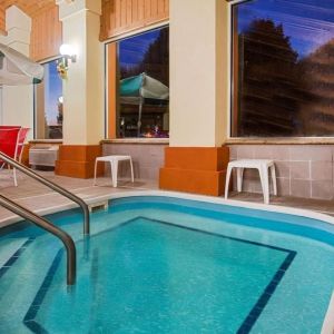 Jacuzzi spa at Baymont By Wyndham Pella.