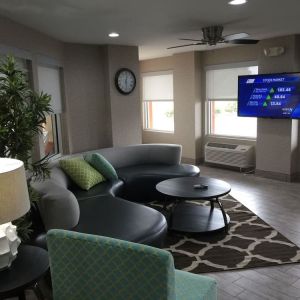 Lobby seating and coworking space at Baymont By Wyndham Pella.