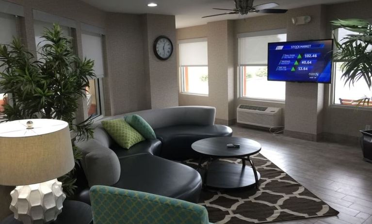 Lobby seating and coworking space at Baymont By Wyndham Pella.