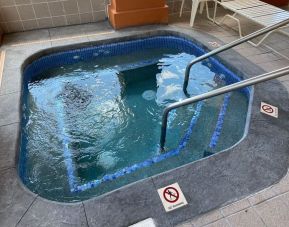 Spa and jacuzzi at Baymont By Wyndham Pella.