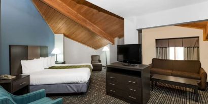 Day use room with TV at Baymont By Wyndham Pella.